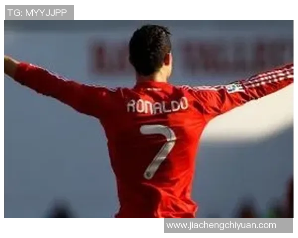 足球明星壁纸与时尚服装的完美结合让你尽享球场魅力与潮流风尚