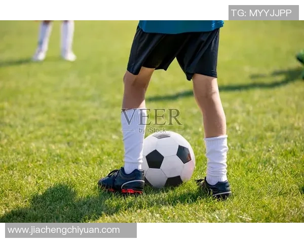 足球明星女运动员穿着时尚足球袜的精彩瞬间展示