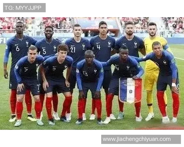 足球明星合影素描图展现球场传奇与青春记忆的艺术魅力